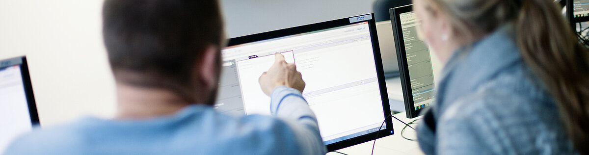 Zwei Personen am Computer